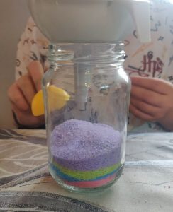 como hacer tarros de sal de colores